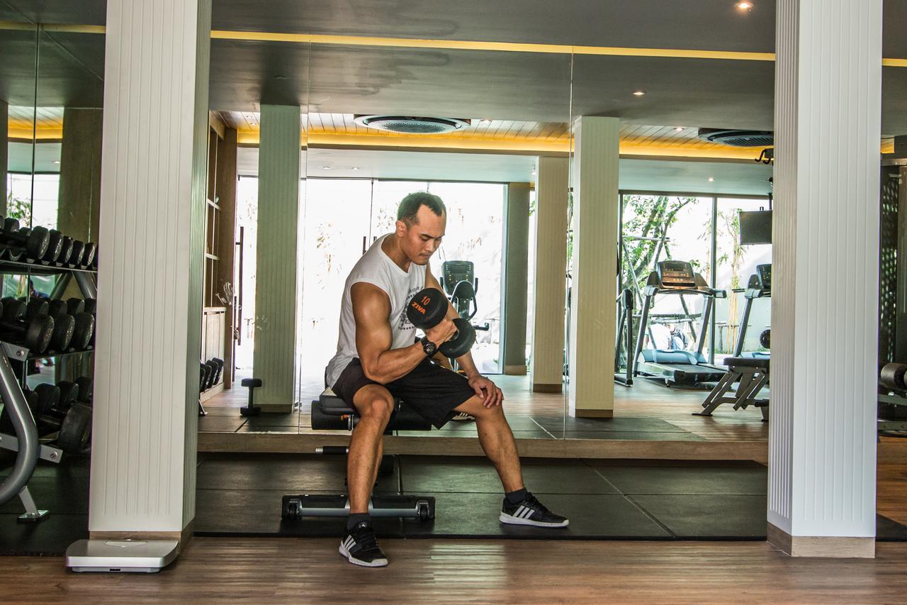 Fusion Suites Phuket Patong Luaran gambar A man lifting weights
