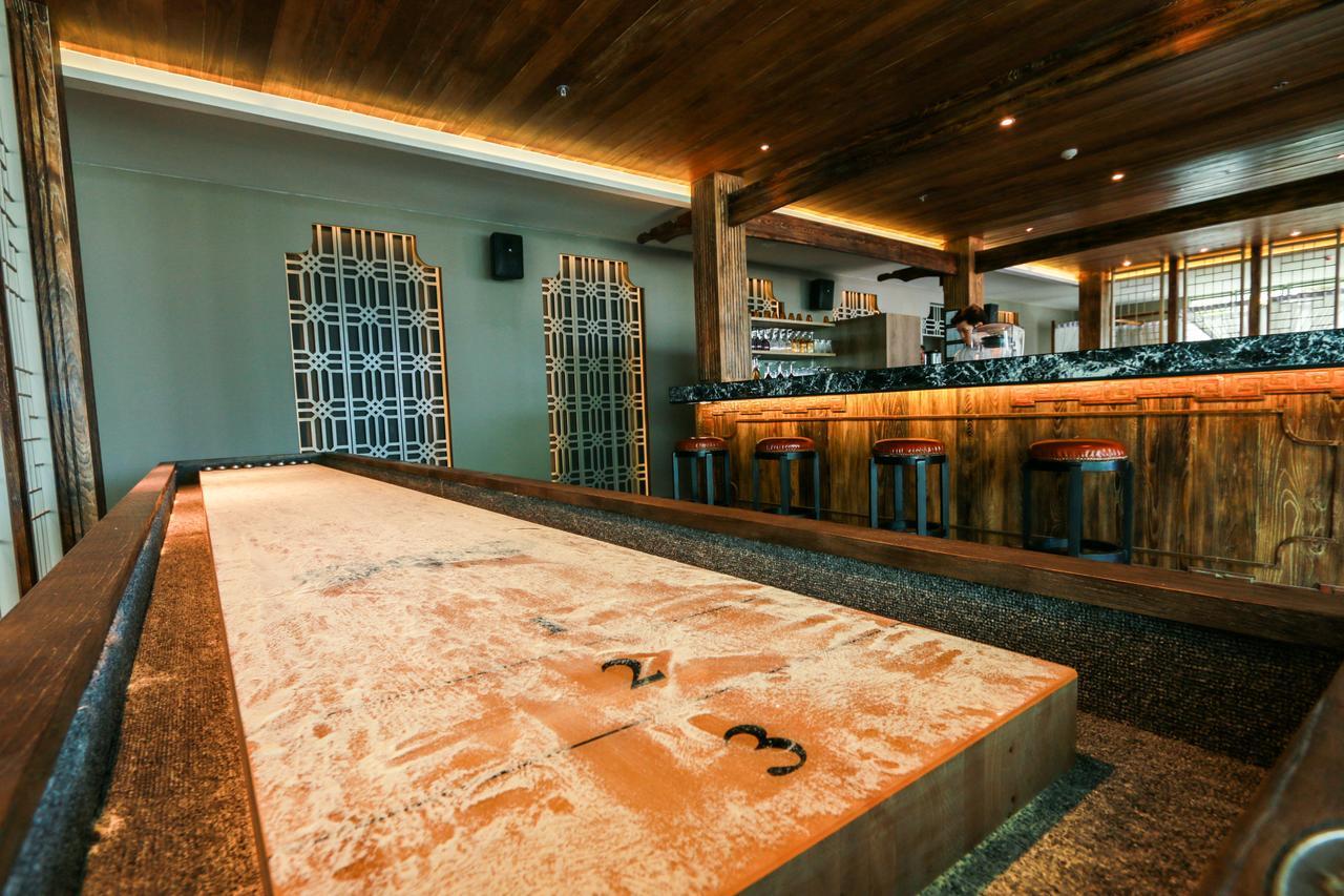 Fusion Suites Phuket Patong Luaran gambar A shuffleboard court