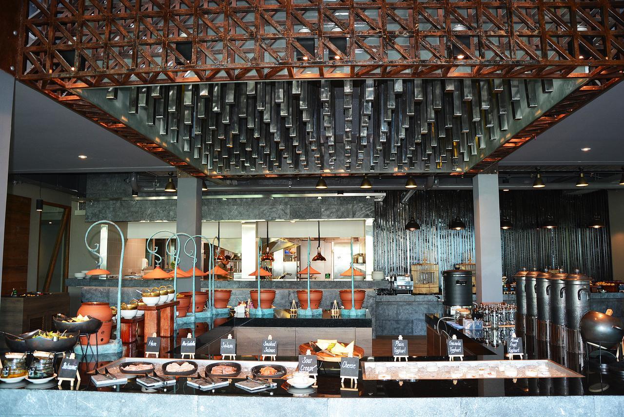 Fusion Suites Phuket Patong Luaran gambar The buffet at the restaurant