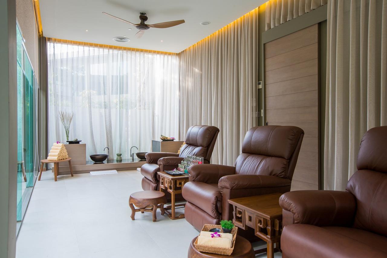 Fusion Suites Phuket Patong Luaran gambar A foot reflexology room at a spa