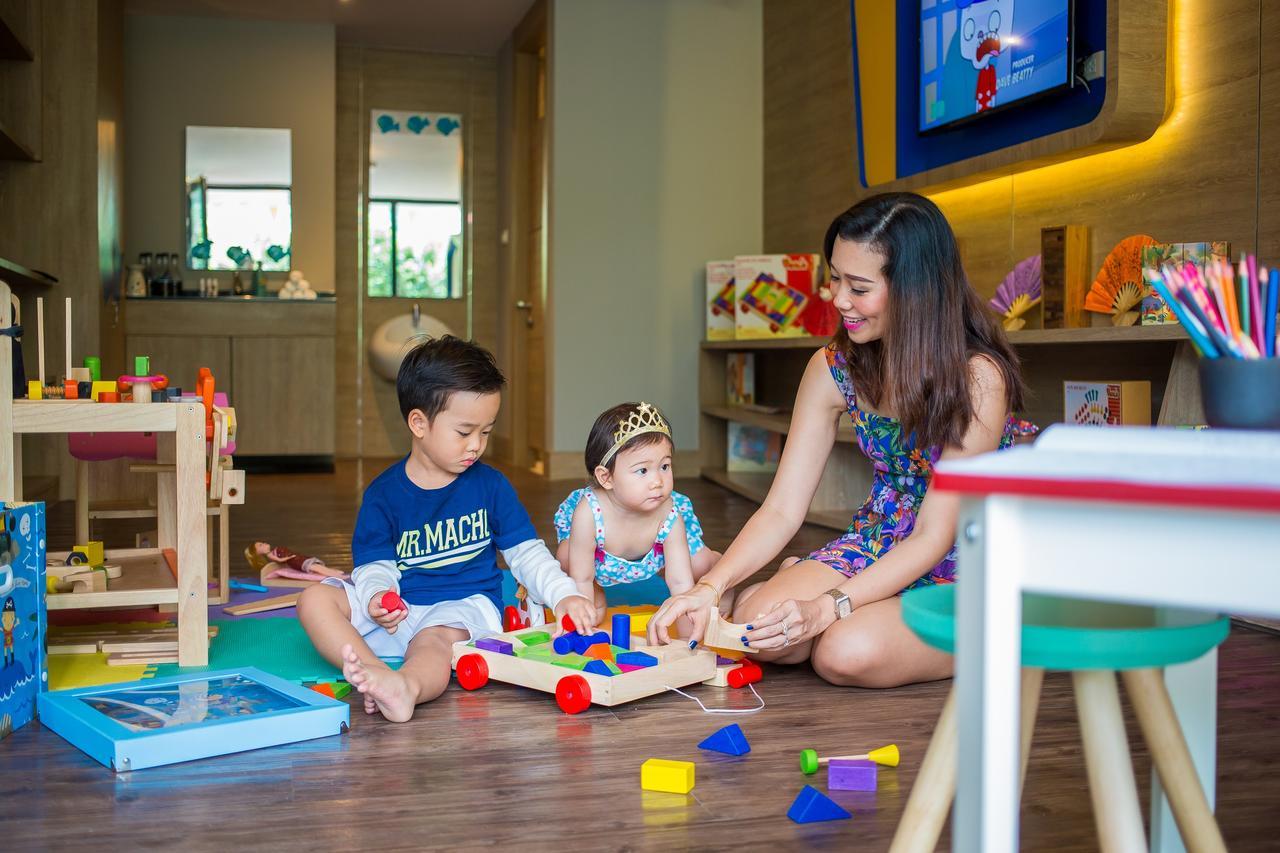Fusion Suites Phuket Patong Luaran gambar Parents and children at the club